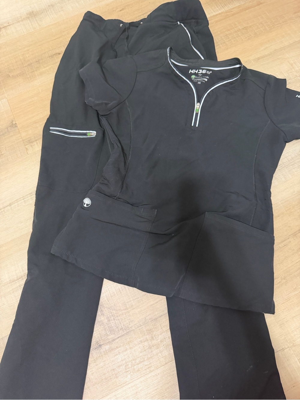 healing hands Black Women's Scrub Top & Jogger Pants Set
